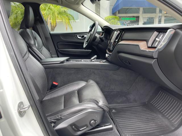 2023 Volvo XC60 B5 Ultimate Bright Theme