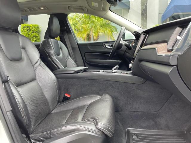 2023 Volvo XC60 B5 Ultimate Bright Theme