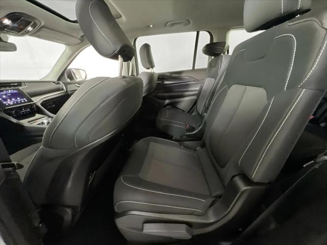 2023 Jeep Grand Cherokee L Laredo 4x4