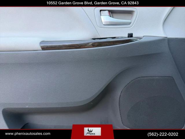 2015 Toyota Sienna XLE 8 Passenger