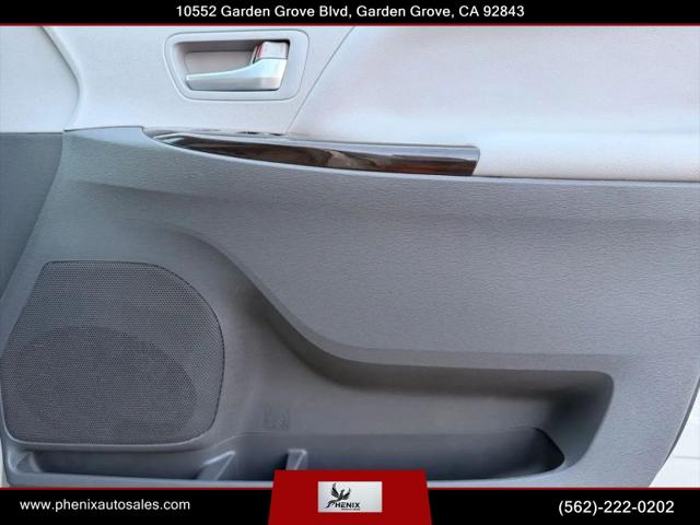 2015 Toyota Sienna XLE 8 Passenger