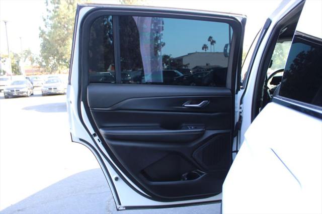 2023 Jeep Grand Cherokee L Altitude 4x2
