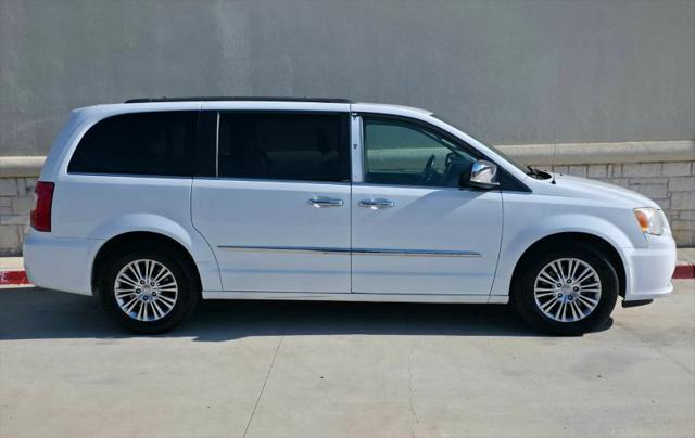 2014 Chrysler Town & Country Touring-L