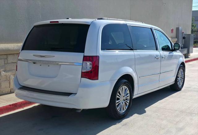 2014 Chrysler Town & Country Touring-L