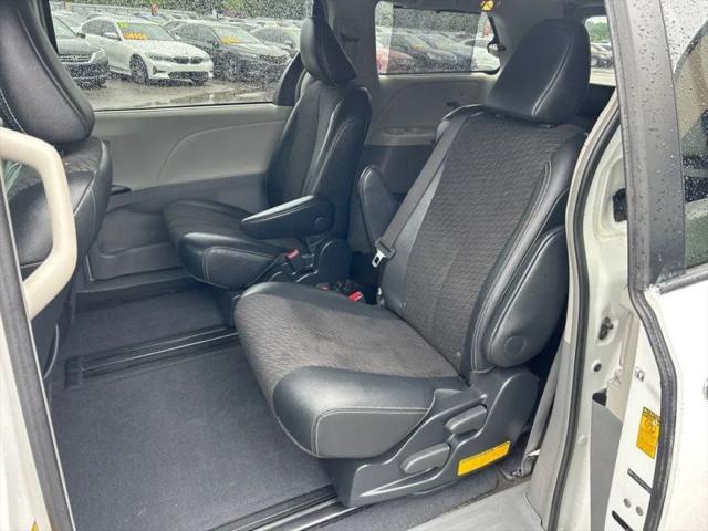 2014 Toyota Sienna SE 8 Passenger