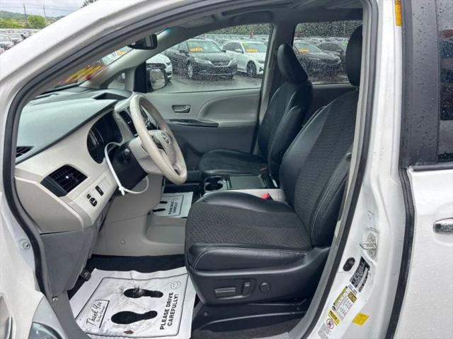 2014 Toyota Sienna SE 8 Passenger