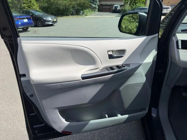 2012 Toyota Sienna SE 8 Passenger