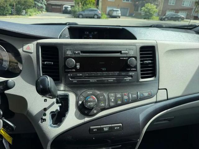 2012 Toyota Sienna SE 8 Passenger