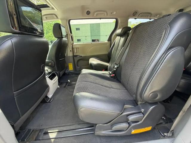 2012 Toyota Sienna SE 8 Passenger