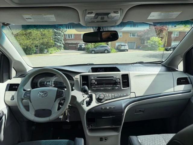 2012 Toyota Sienna SE 8 Passenger
