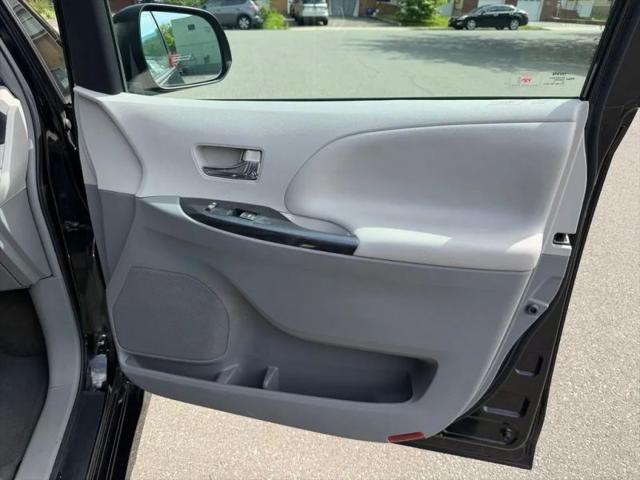 2012 Toyota Sienna SE 8 Passenger