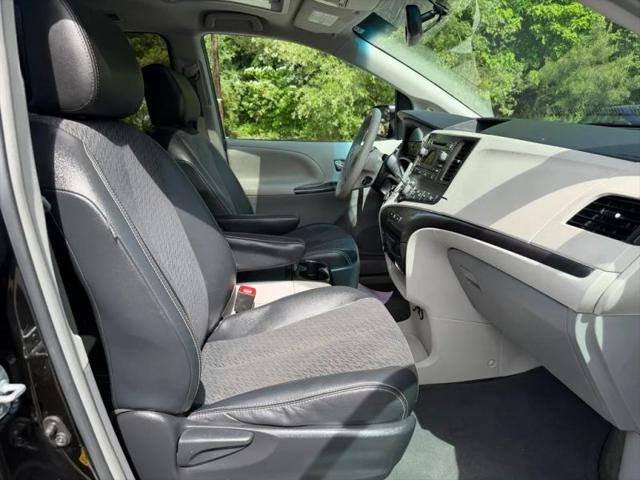 2012 Toyota Sienna SE 8 Passenger