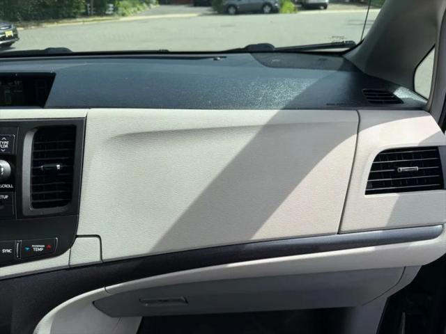2012 Toyota Sienna SE 8 Passenger