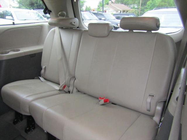 2013 Toyota Sienna XLE V6 8 Passenger