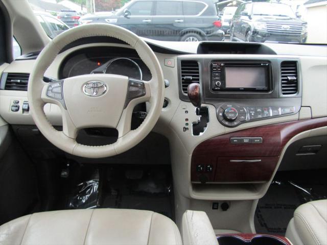 2013 Toyota Sienna XLE V6 8 Passenger