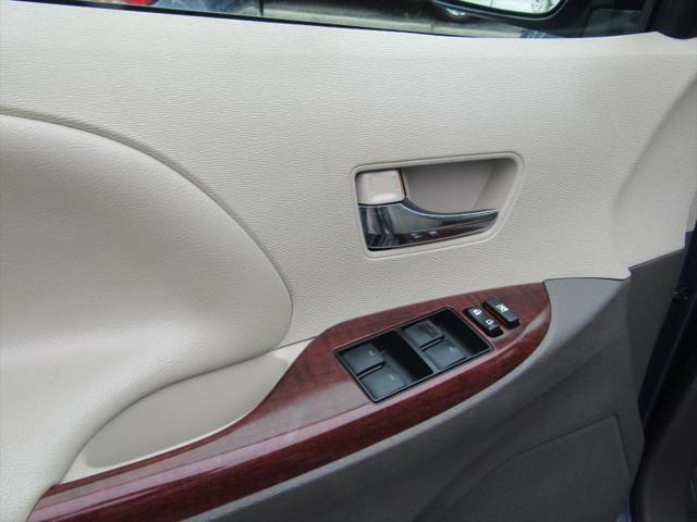 2013 Toyota Sienna XLE V6 8 Passenger