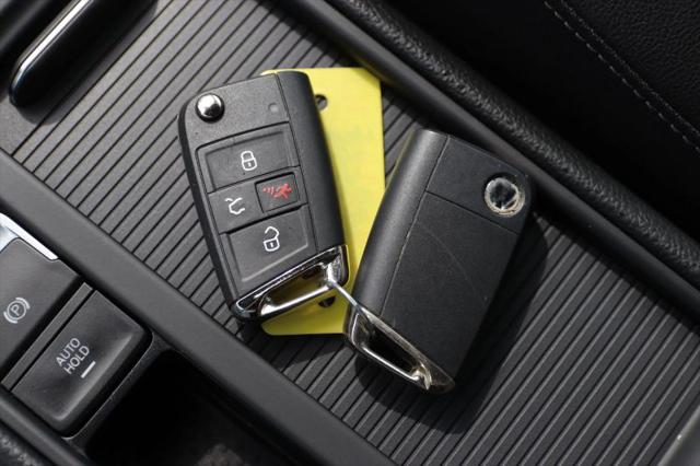 2017 Volkswagen Golf R 4-Door w/DCC & Navigation