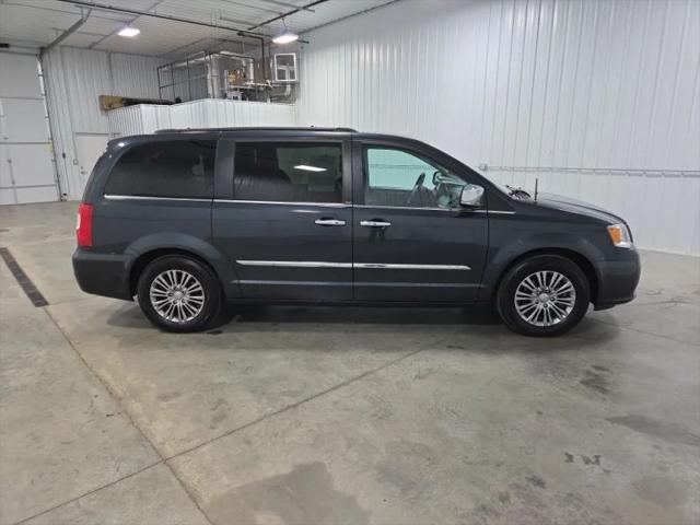 2014 Chrysler Town & Country Touring-L