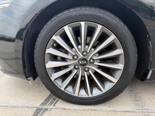 2017 Kia Cadenza Technology