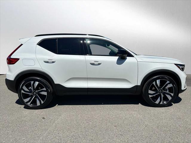 2026 Volvo XC40 Plus, B5 AWD Gas (mild hybrid), Dark