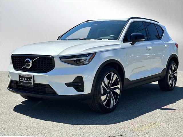 2026 Volvo XC40 Plus, B5 AWD Gas (mild hybrid), Dark