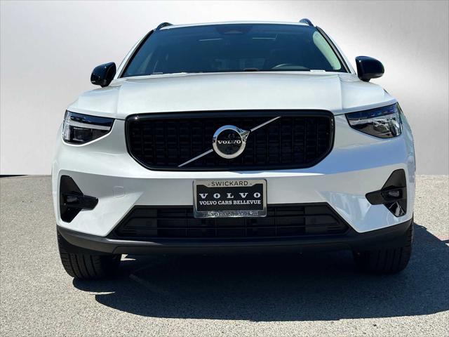 2026 Volvo XC40 Plus, B5 AWD Gas (mild hybrid), Dark