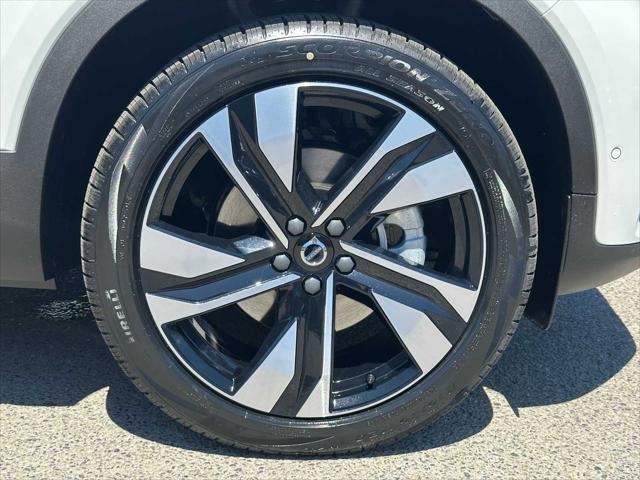 2026 Volvo XC40 Plus, B5 AWD Gas (mild hybrid), Dark