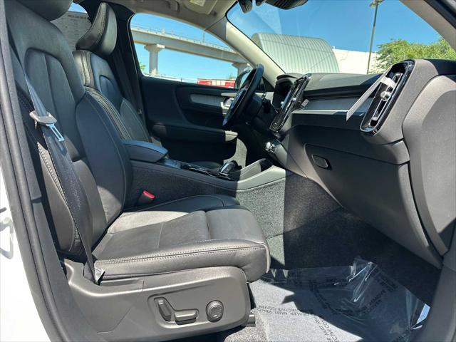 2026 Volvo XC40 Plus, B5 AWD Gas (mild hybrid), Dark