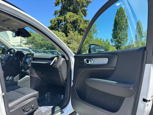 2026 Volvo XC40 Plus, B5 AWD Gas (mild hybrid), Dark