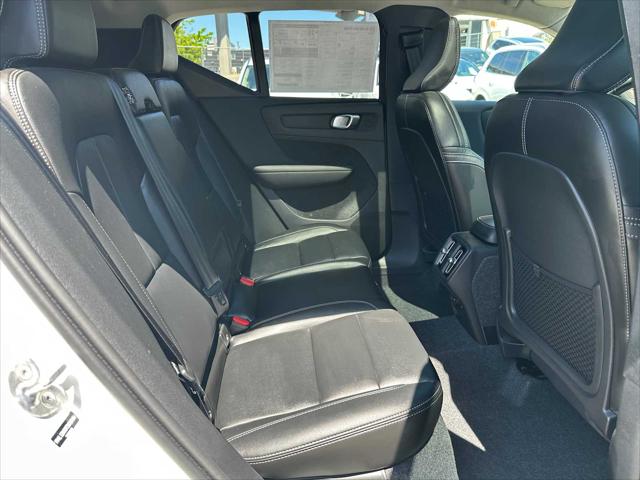 2026 Volvo XC40 Plus, B5 AWD Gas (mild hybrid), Dark