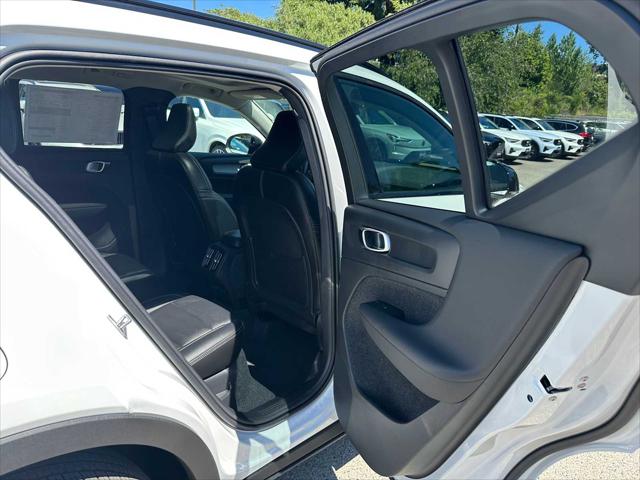 2026 Volvo XC40 Plus, B5 AWD Gas (mild hybrid), Dark