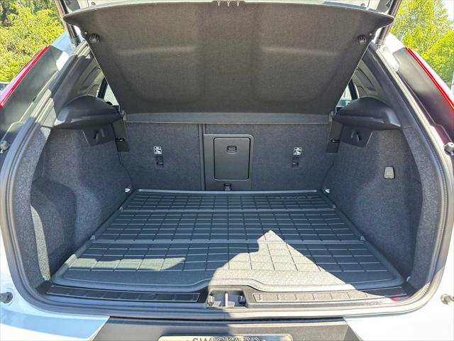 2026 Volvo XC40 Plus, B5 AWD Gas (mild hybrid), Dark
