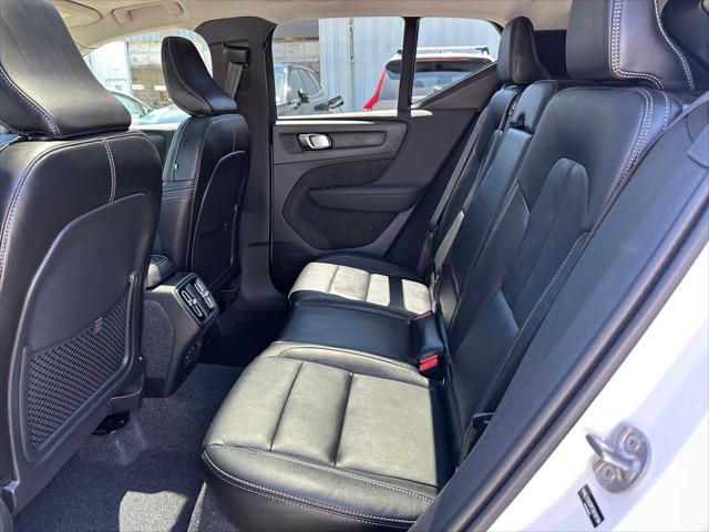 2026 Volvo XC40 Plus, B5 AWD Gas (mild hybrid), Dark