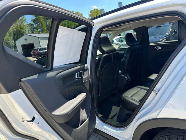 2026 Volvo XC40 Plus, B5 AWD Gas (mild hybrid), Dark