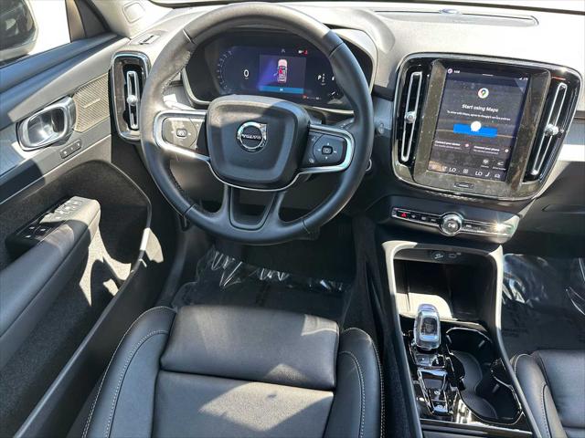 2026 Volvo XC40 Plus, B5 AWD Gas (mild hybrid), Dark