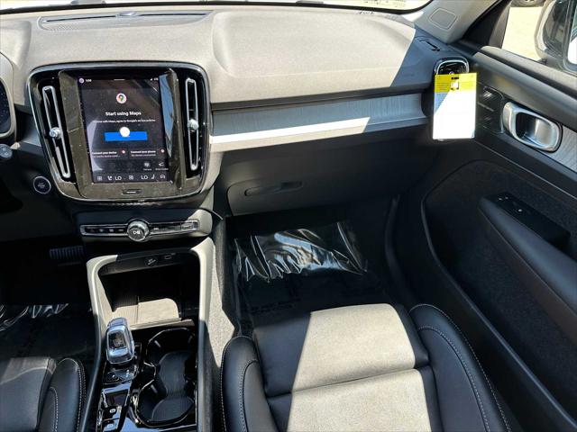 2026 Volvo XC40 Plus, B5 AWD Gas (mild hybrid), Dark