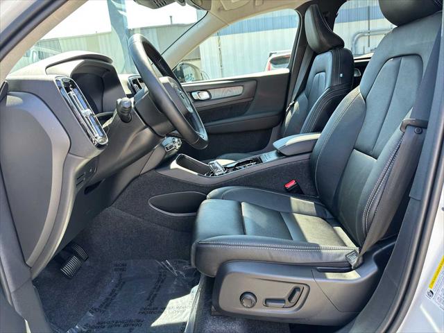 2026 Volvo XC40 Plus, B5 AWD Gas (mild hybrid), Dark
