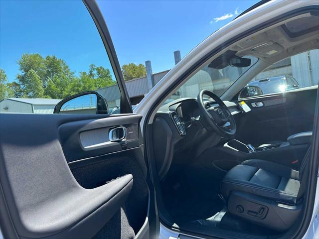 2026 Volvo XC40 Plus, B5 AWD Gas (mild hybrid), Dark