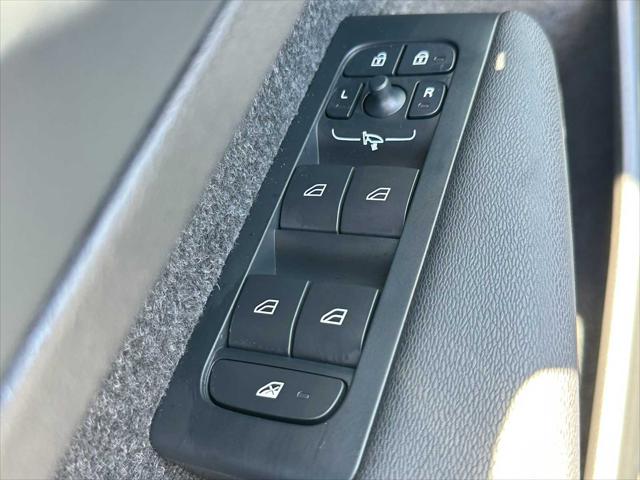2026 Volvo XC40 Plus, B5 AWD Gas (mild hybrid), Dark