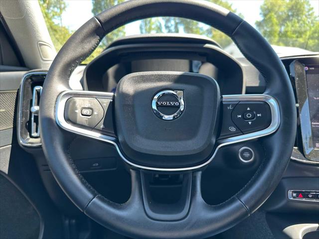 2026 Volvo XC40 Plus, B5 AWD Gas (mild hybrid), Dark