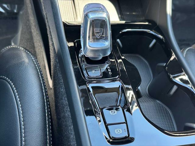 2026 Volvo XC40 Plus, B5 AWD Gas (mild hybrid), Dark