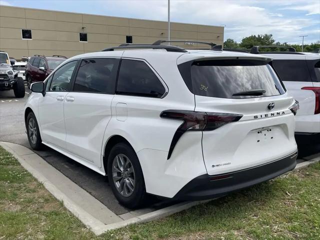 2025 Toyota Sienna LE