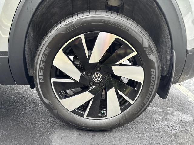 2026 Volkswagen Atlas Cross Sport SE with Technology