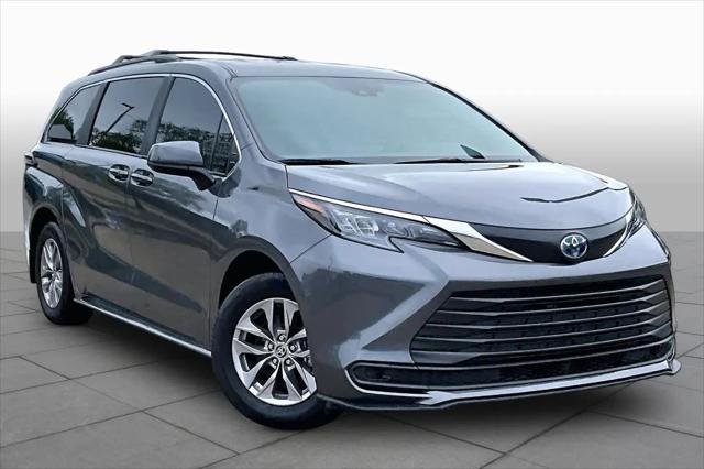2025 Toyota Sienna LE