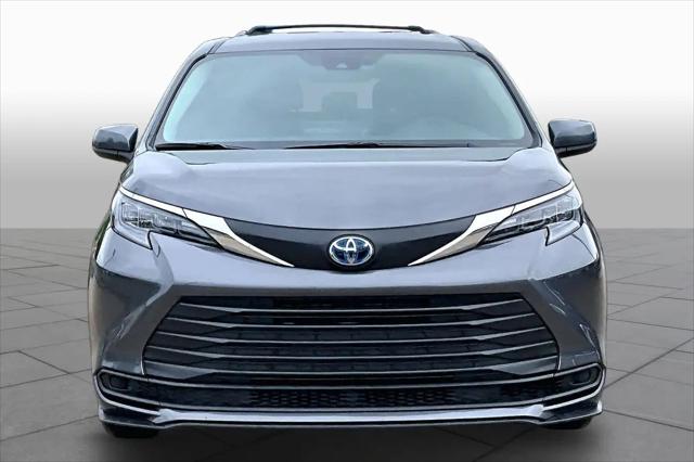 2025 Toyota Sienna LE