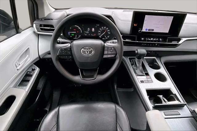 2025 Toyota Sienna LE