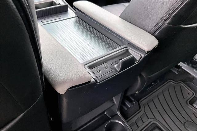 2025 Toyota Sienna LE