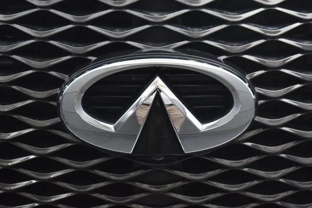 2017 INFINITI QX80 Standard