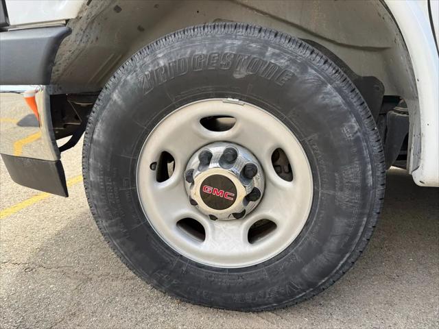 2025 GMC Savana Passenger RWD 3500 Extended Wheelbase LT