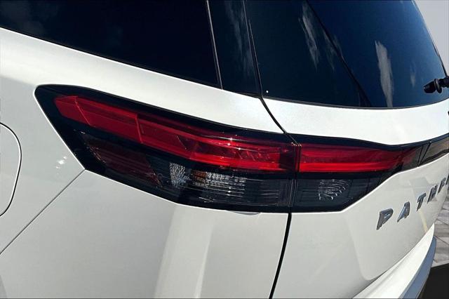 2024 Nissan Pathfinder SL FWD